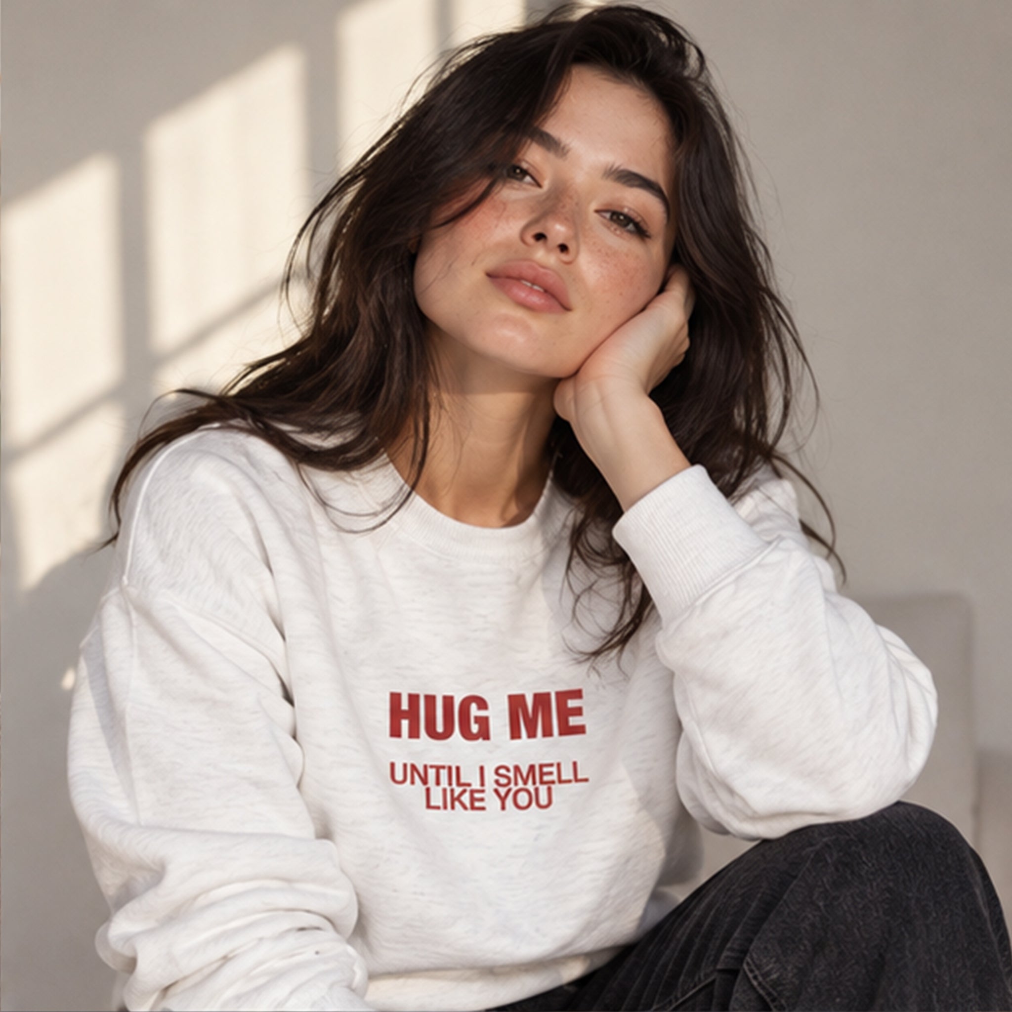 I Smell Like You Sweatshirt – Beyaz – model üzerinde ön görünüm