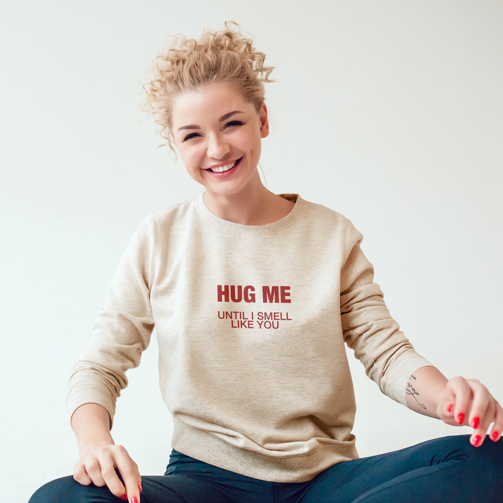 I Smell Like You Sweatshirt – Bej – model üzerinde ön görünüm