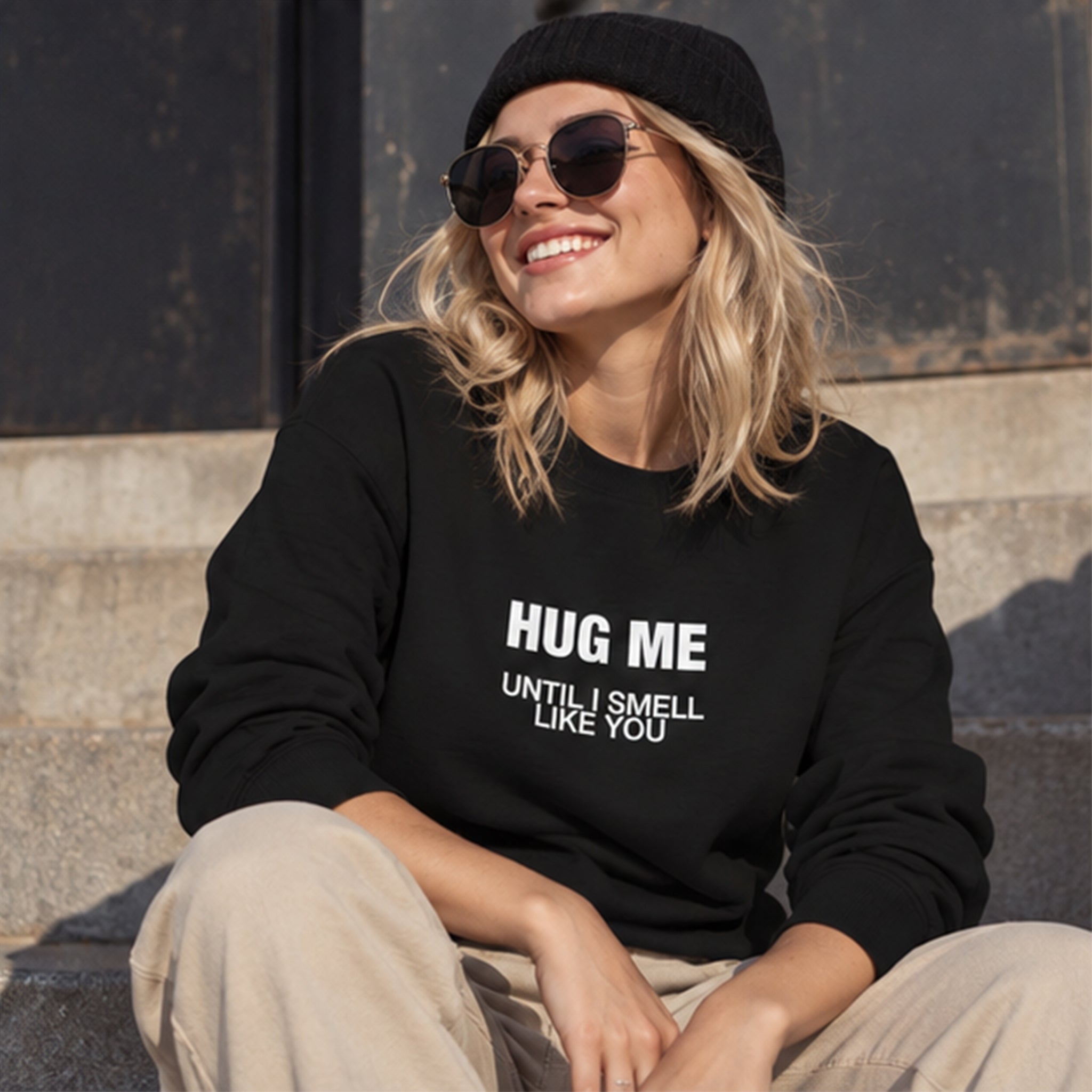 I Smell Like You Sweatshirt – Siyah – model üzerinde ön görünüm