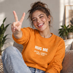 I Smell Like You Sweatshirt – Turuncu – model üzerinde ön görünüm