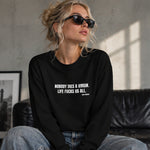 Nobody Dies A Virgin Life Fucks Us All Sweatshirt – Siyah – model üzerinde ön görünüm