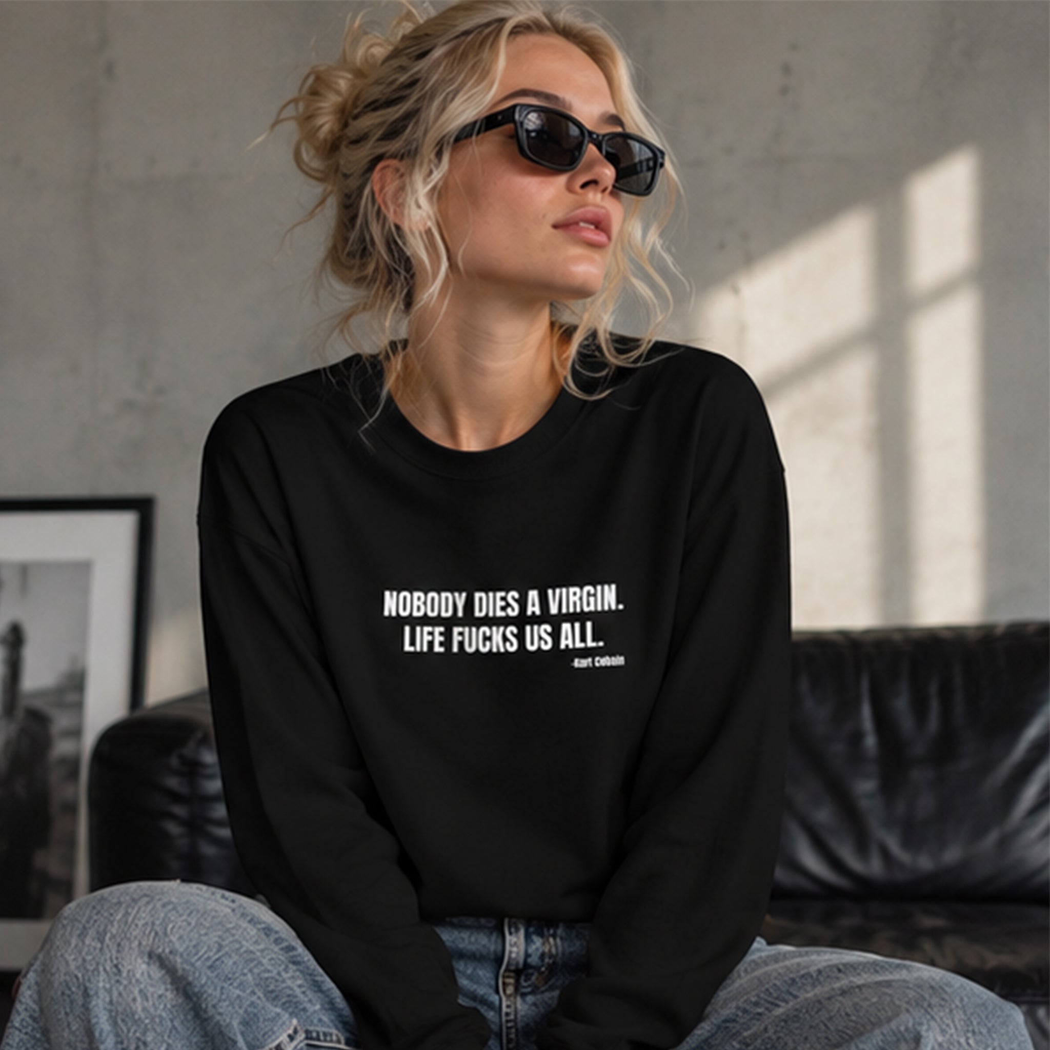 Nobody Dies A Virgin Life Fucks Us All Sweatshirt – Siyah – model üzerinde ön görünüm