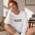 Nobody Dies A Virgin Life Fucks Us All Sweatshirt – Beyaz – model üzerinde ön görünüm