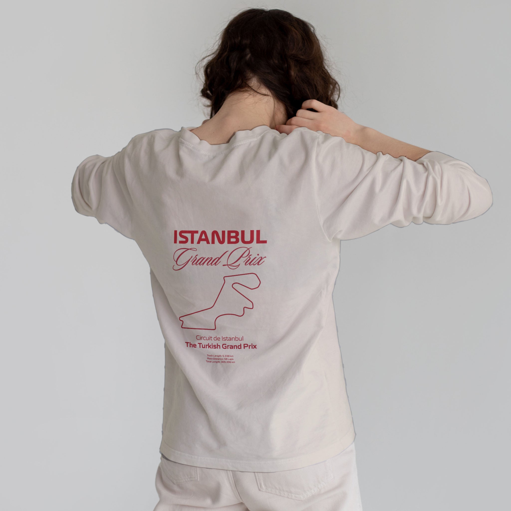 Türkiye Grand Prix Sweatshirt – Bej – model üzerinde arka görünüm