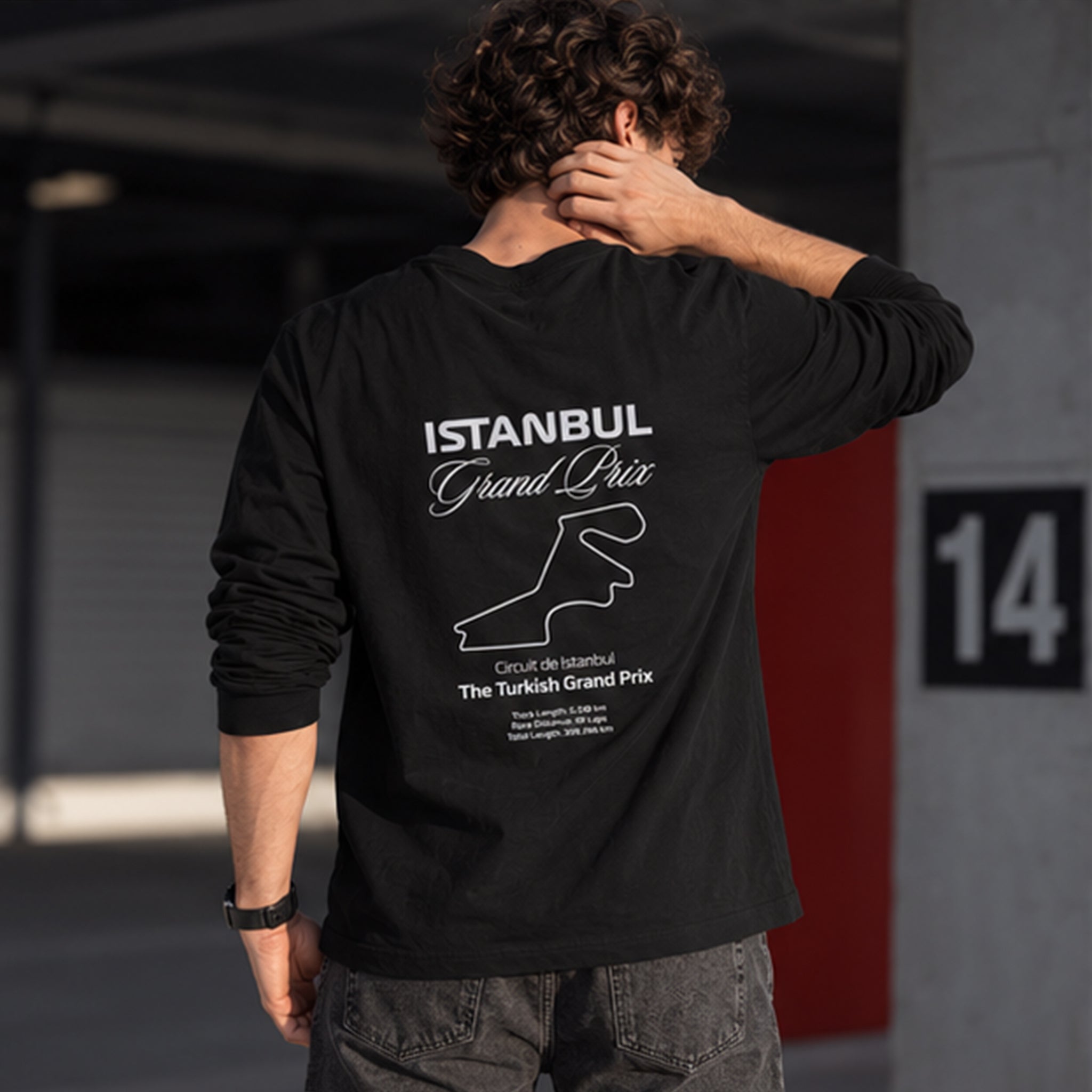 Türkiye Grand Prix Sweatshirt – Siyah – model üzerinde arka görünüm
