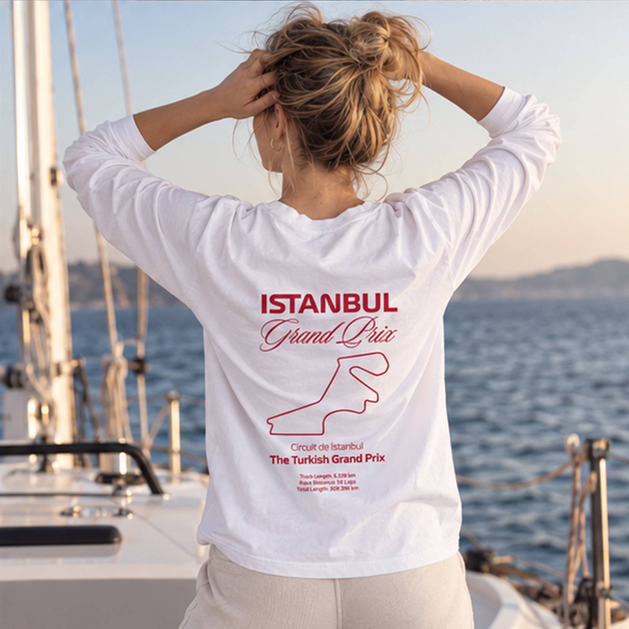 Türkiye Grand Prix Sweatshirt – Beyaz – model üzerinde arka görünüm