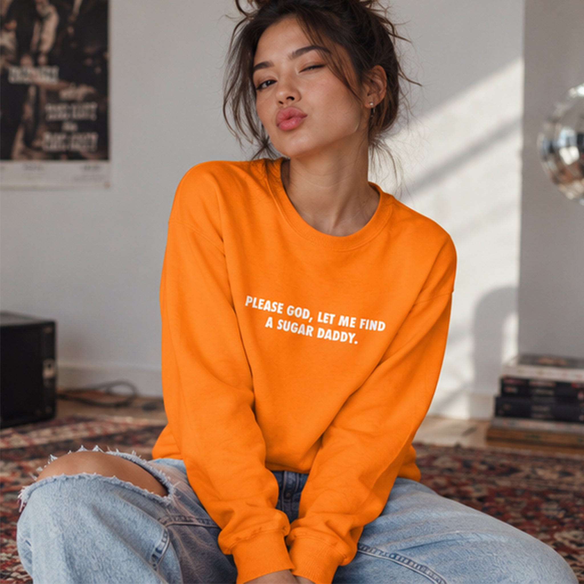 Please God Let Me Find A Sugar Daddy Sweatshirt – Turuncu – model üzerinde ön görünüm