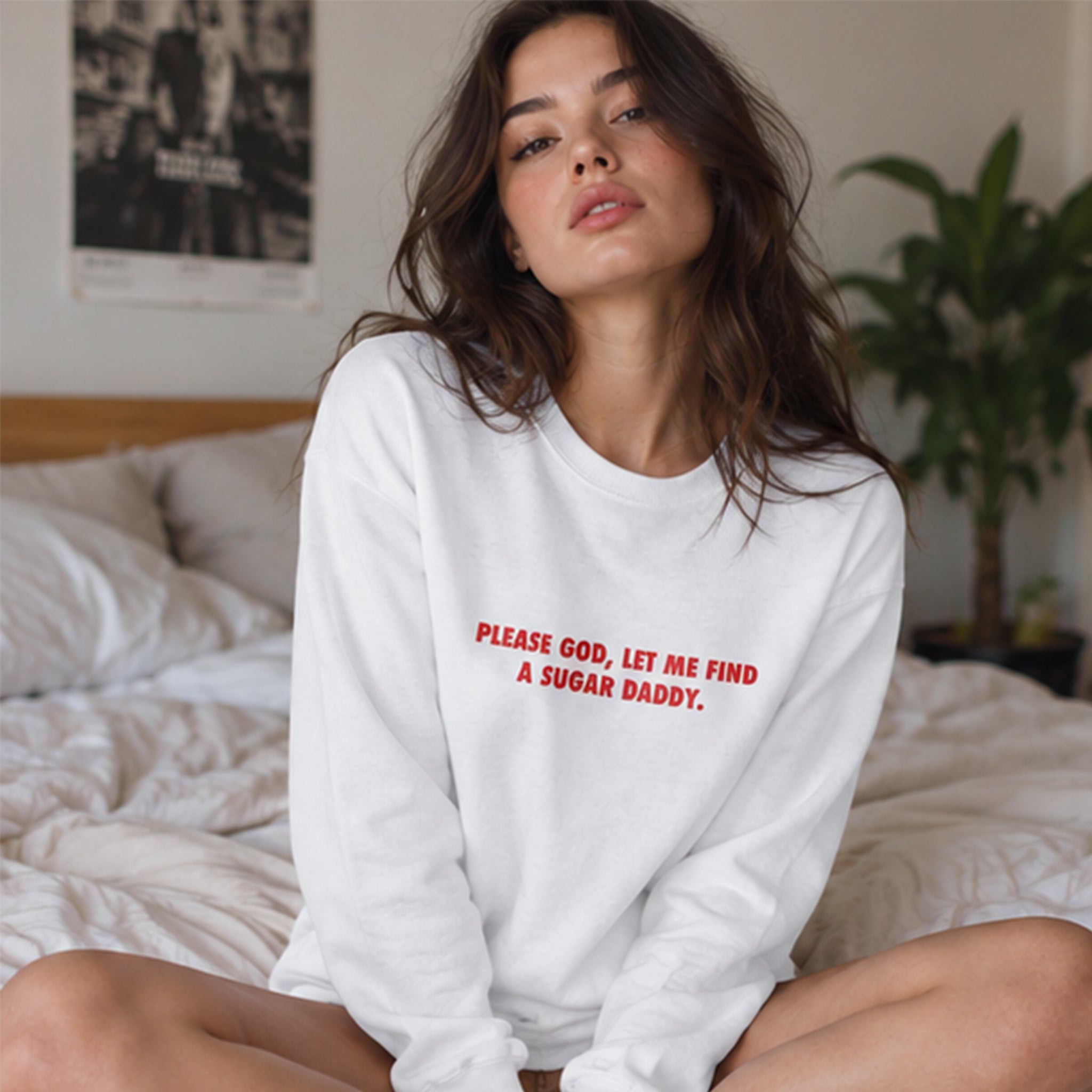 Please God Let Me Find A Sugar Daddy Sweatshirt – Beyaz – model üzerinde ön görünüm