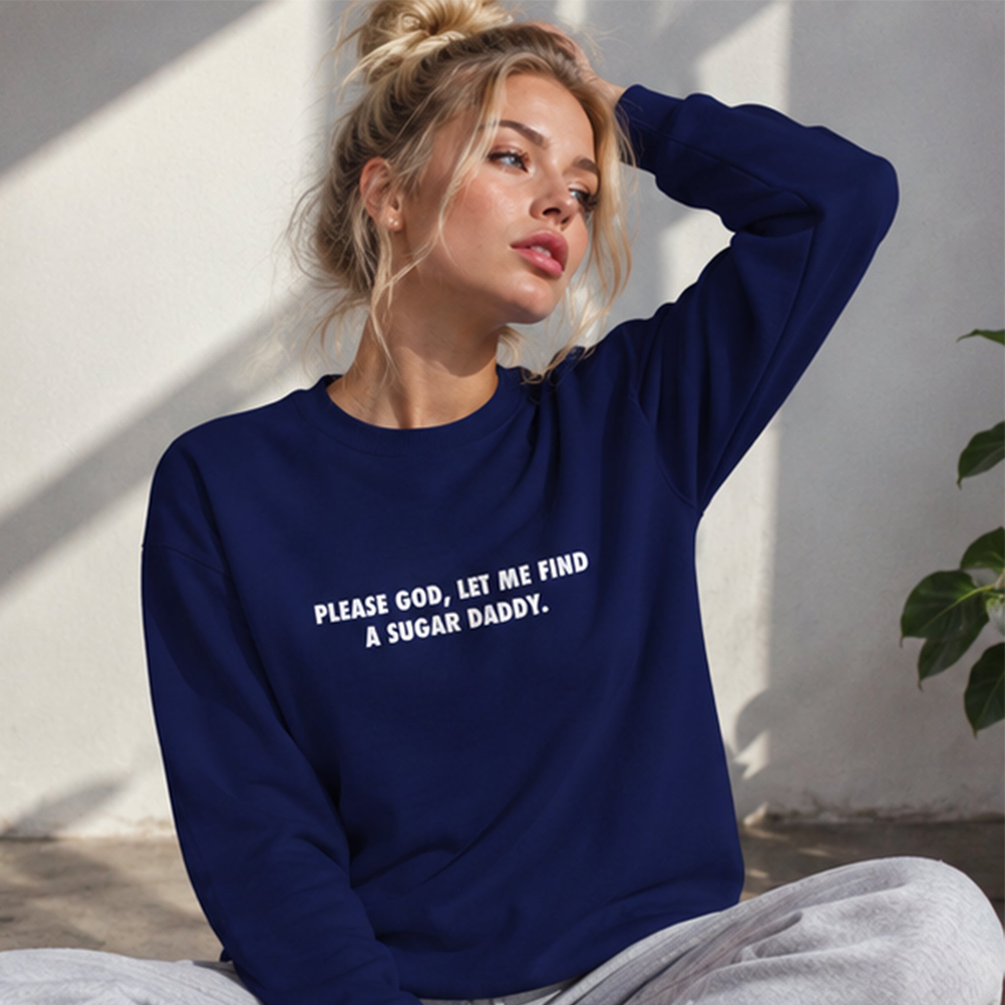 Please God Let Me Find A Sugar Daddy Sweatshirt – Lacivert – model üzerinde ön görünüm