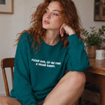 Please God Let Me Find A Sugar Daddy Sweatshirt – Koyu Yeşil – model üzerinde ön görünüm