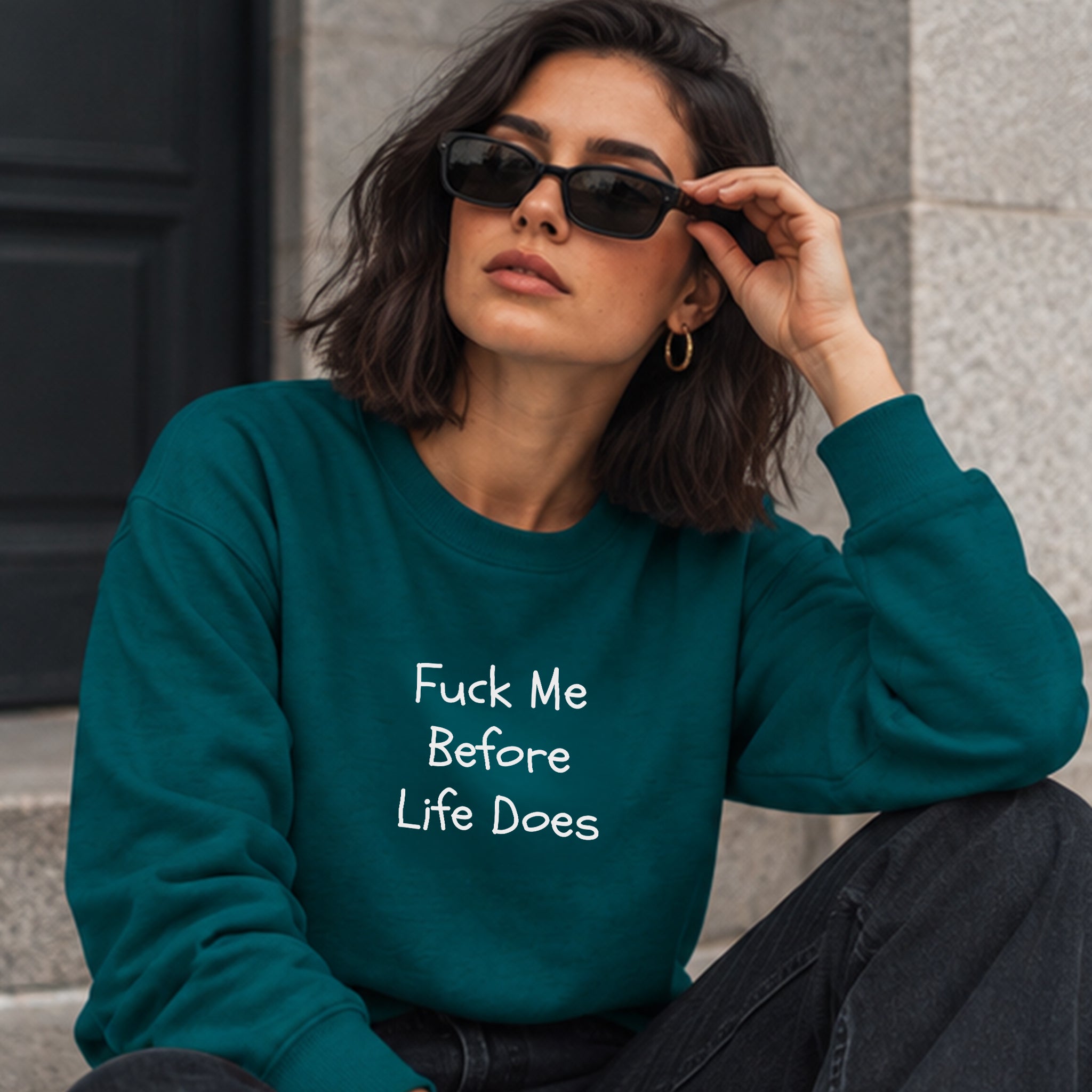 Fuck Me Before Life Does Sweatshirt – Koyu Yeşil – model üzerinde ön görünüm