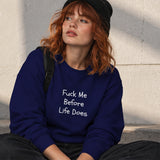 Fuck Me Before Life Does Sweatshirt – Lacivert – model üzerinde ön görünüm