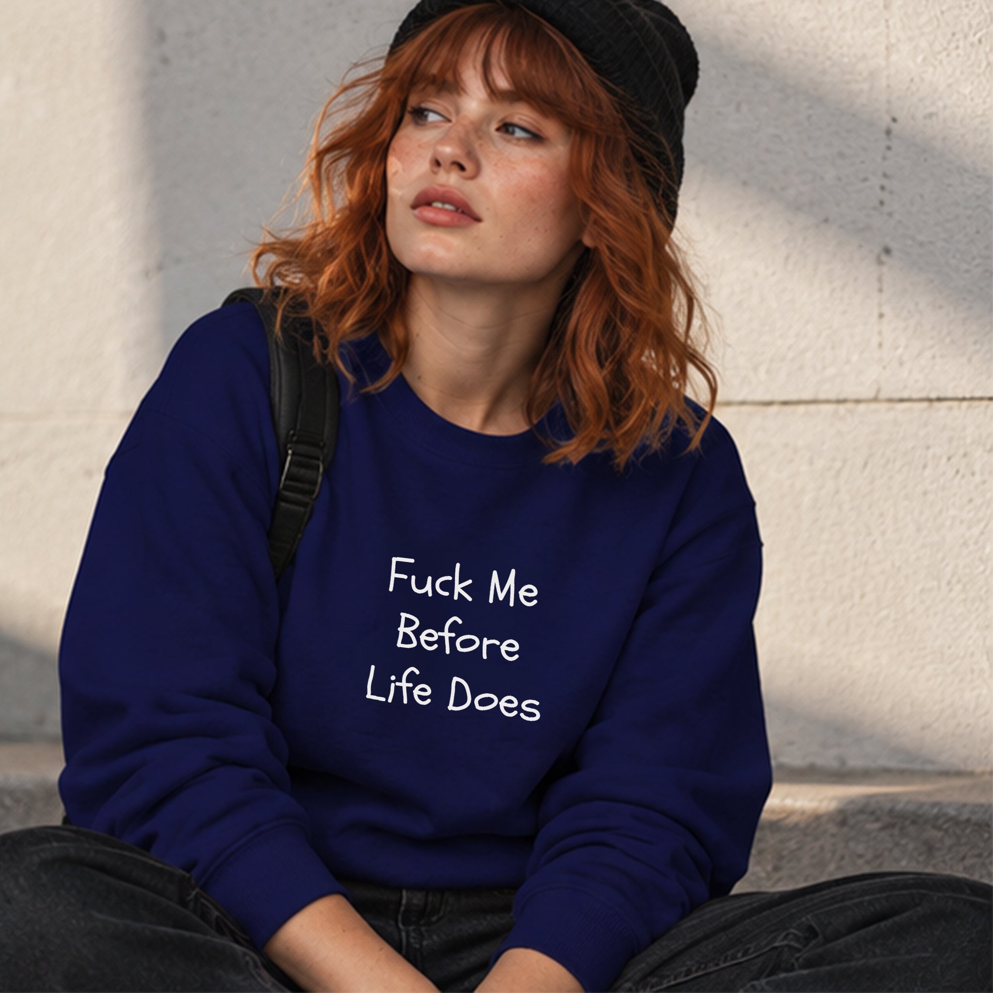 Fuck Me Before Life Does Sweatshirt – Lacivert – model üzerinde ön görünüm