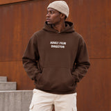 Adult Film Director Oversize Hoodie – Kahverengi – model üzerinde ön görünüm
