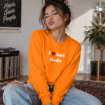 I Love Hot Dads Sweatshirt – Turuncu – model üzerinde ön görünüm
