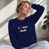 I Love Hot Dads Sweatshirt – Lacivert – model üzerinde ön görünüm