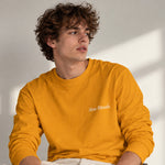 Slow Sunday Coffee Club Sweatshirt – Turuncu – model üzerinde ön görünüm