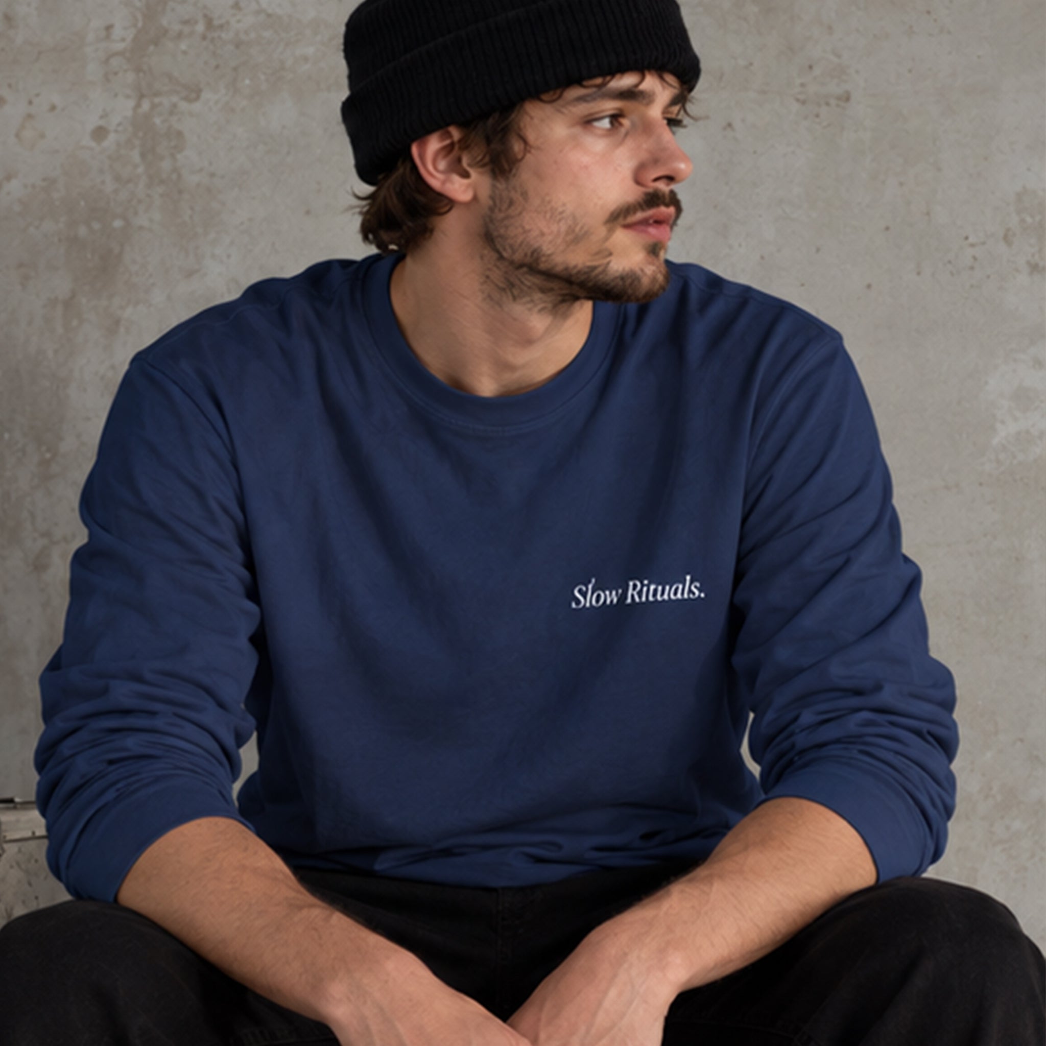 Slow Sunday Coffee Club Sweatshirt – Lacivert – model üzerinde ön görünüm