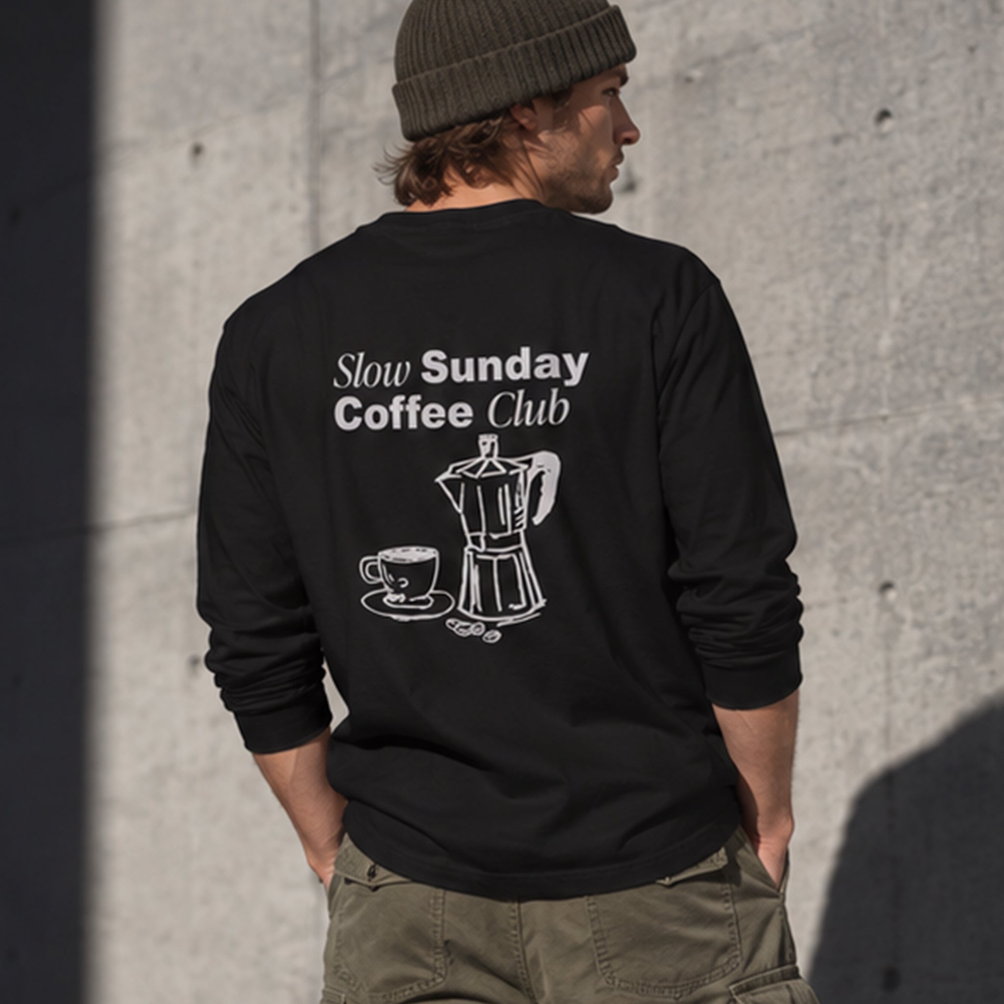 Slow Sunday Coffee Club Sweatshirt – Siyah – model üzerinde arka görünüm