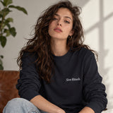 Slow Sunday Coffee Club Sweatshirt – Siyah – model üzerinde ön görünüm