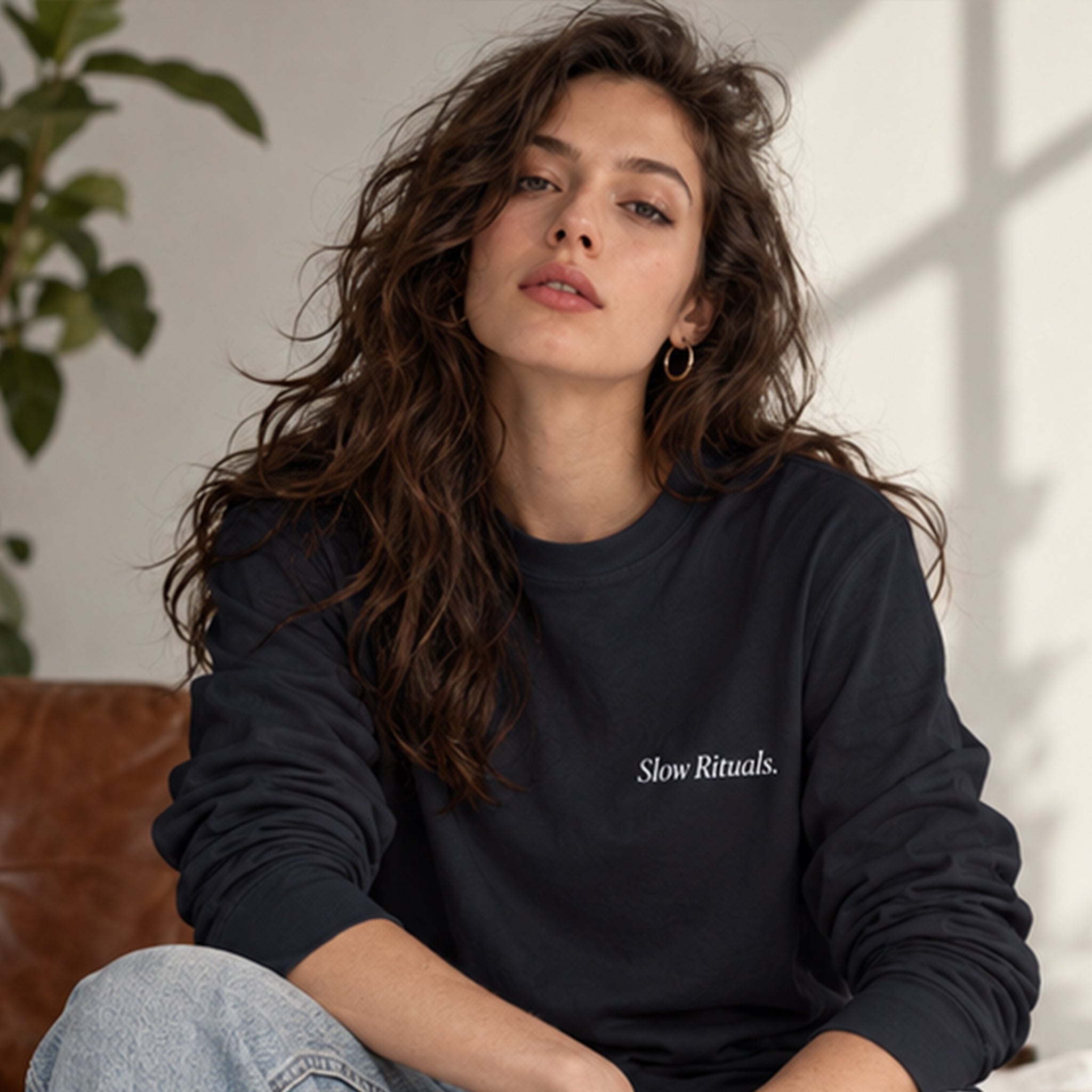 Slow Sunday Coffee Club Sweatshirt – Siyah – model üzerinde ön görünüm