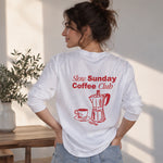 Slow Sunday Coffee Club Sweatshirt – Beyaz – model üzerinde arka görünüm