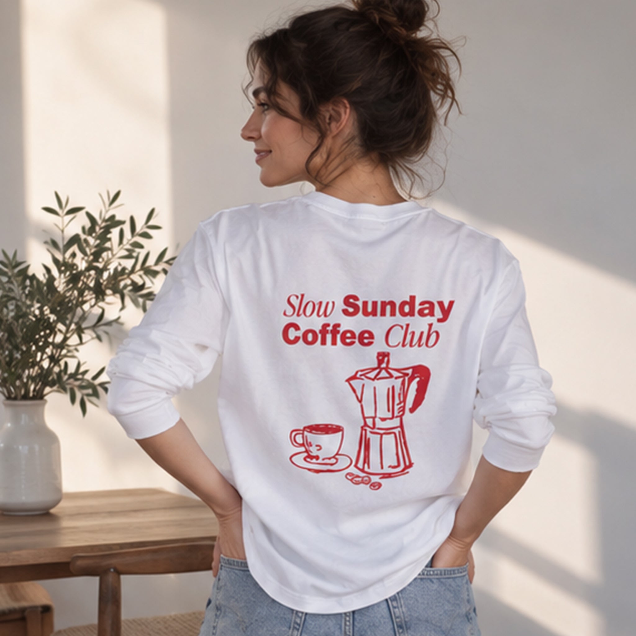 Slow Sunday Coffee Club Sweatshirt – Beyaz – model üzerinde arka görünüm