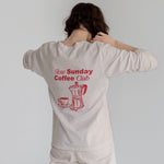 Slow Sunday Coffee Club Sweatshirt – Bej – model üzerinde arka görünüm