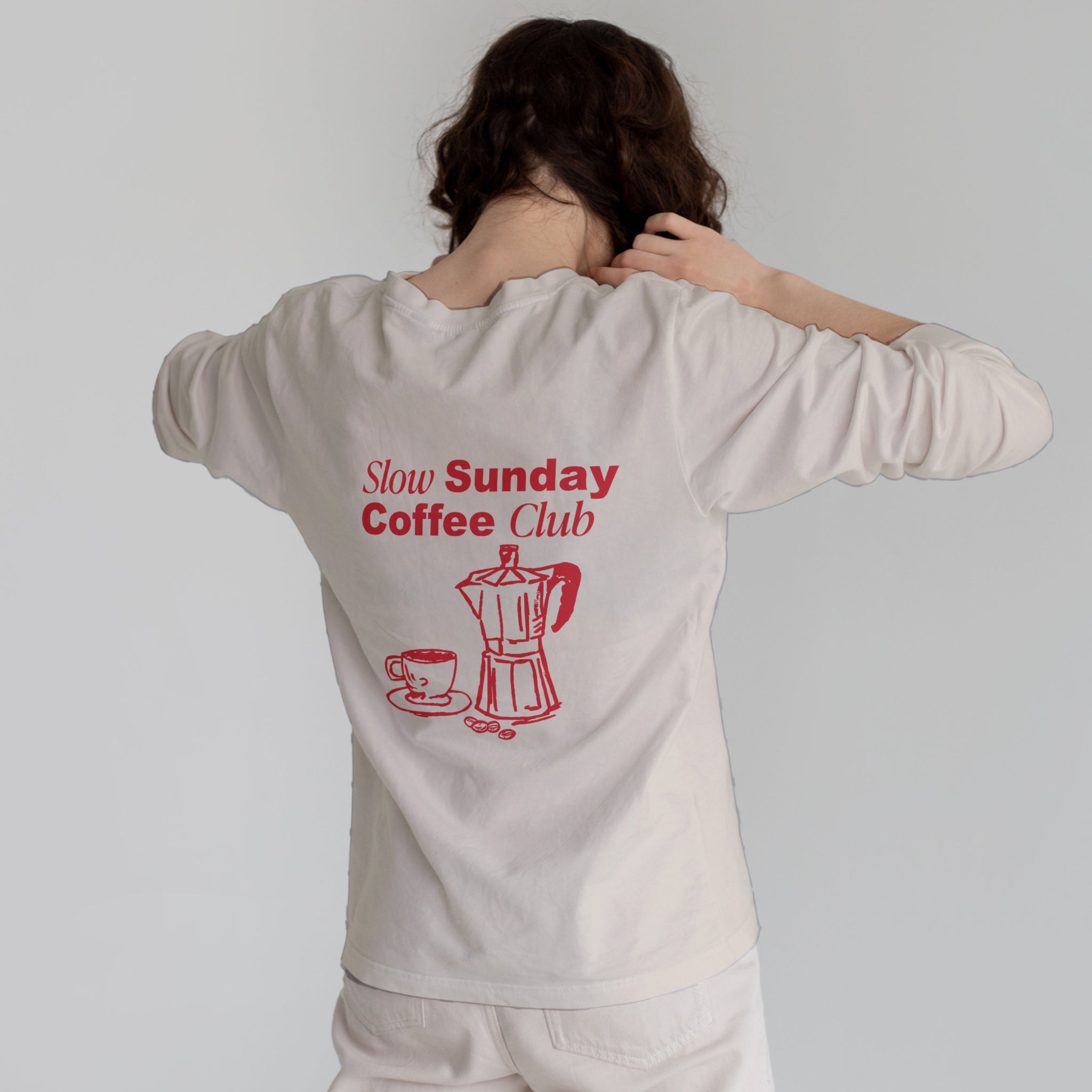 Slow Sunday Coffee Club Sweatshirt – Bej – model üzerinde arka görünüm