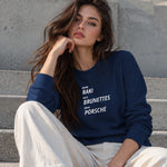 Drink Date Drive Sweatshirt – Lacivert – model üzerinde ön görünüm