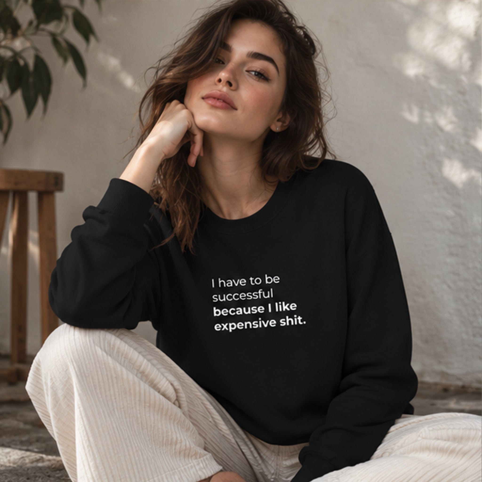 I Like Expensive Shit Sweatshirt – Siyah – model üzerinde ön görünüm