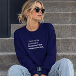 I Like Expensive Shit Sweatshirt – Lacivert – model üzerinde ön görünüm