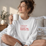 I Like Expensive Shit Sweatshirt – Beyaz – model üzerinde ön görünüm
