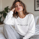 Too Busy Sweatshirt – Beyaz – model üzerinde ön görünüm