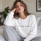 Too Busy Sweatshirt – Beyaz – model üzerinde ön görünüm