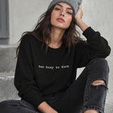 Too Busy Sweatshirt – Siyah – model üzerinde ön görünüm