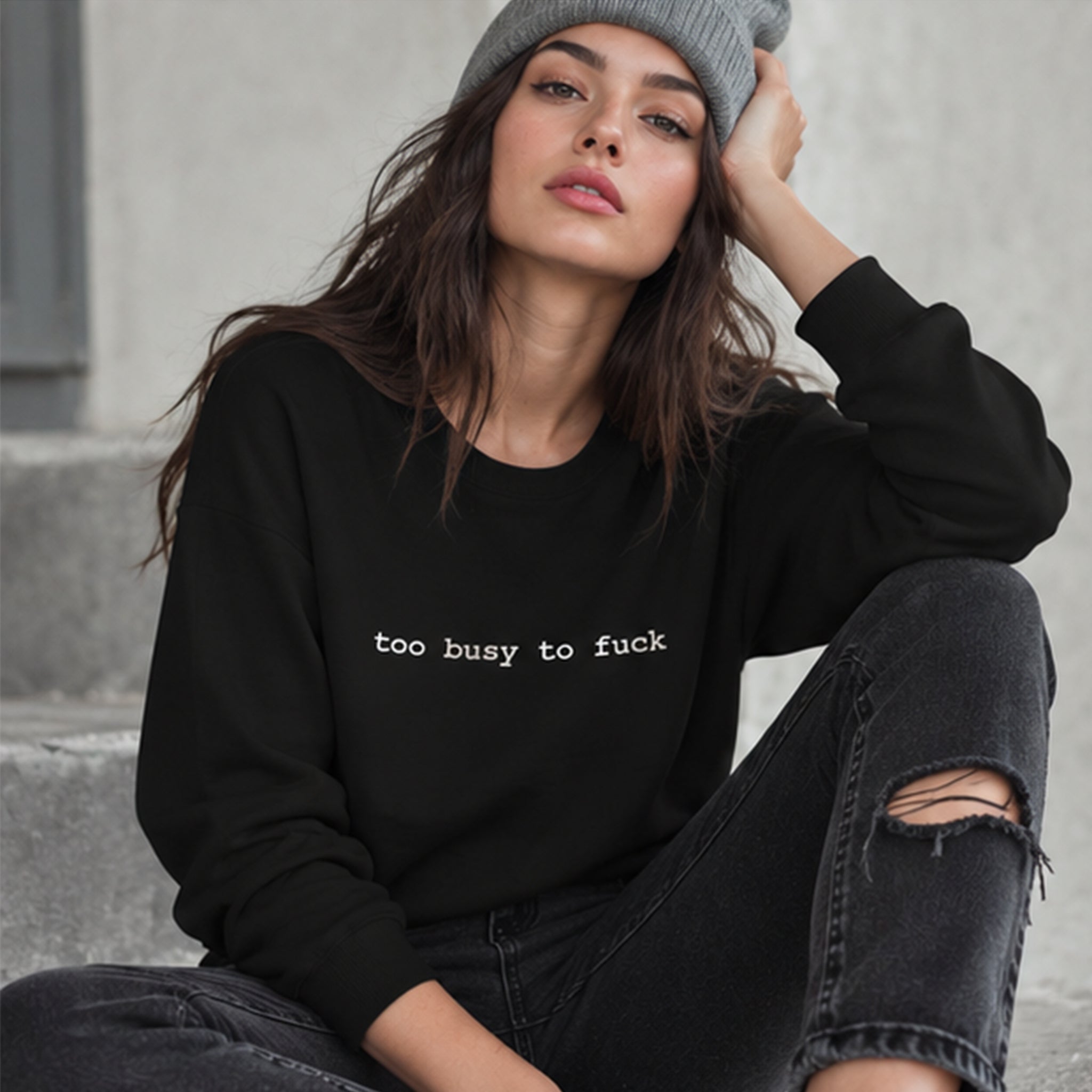 Too Busy Sweatshirt – Siyah – model üzerinde ön görünüm