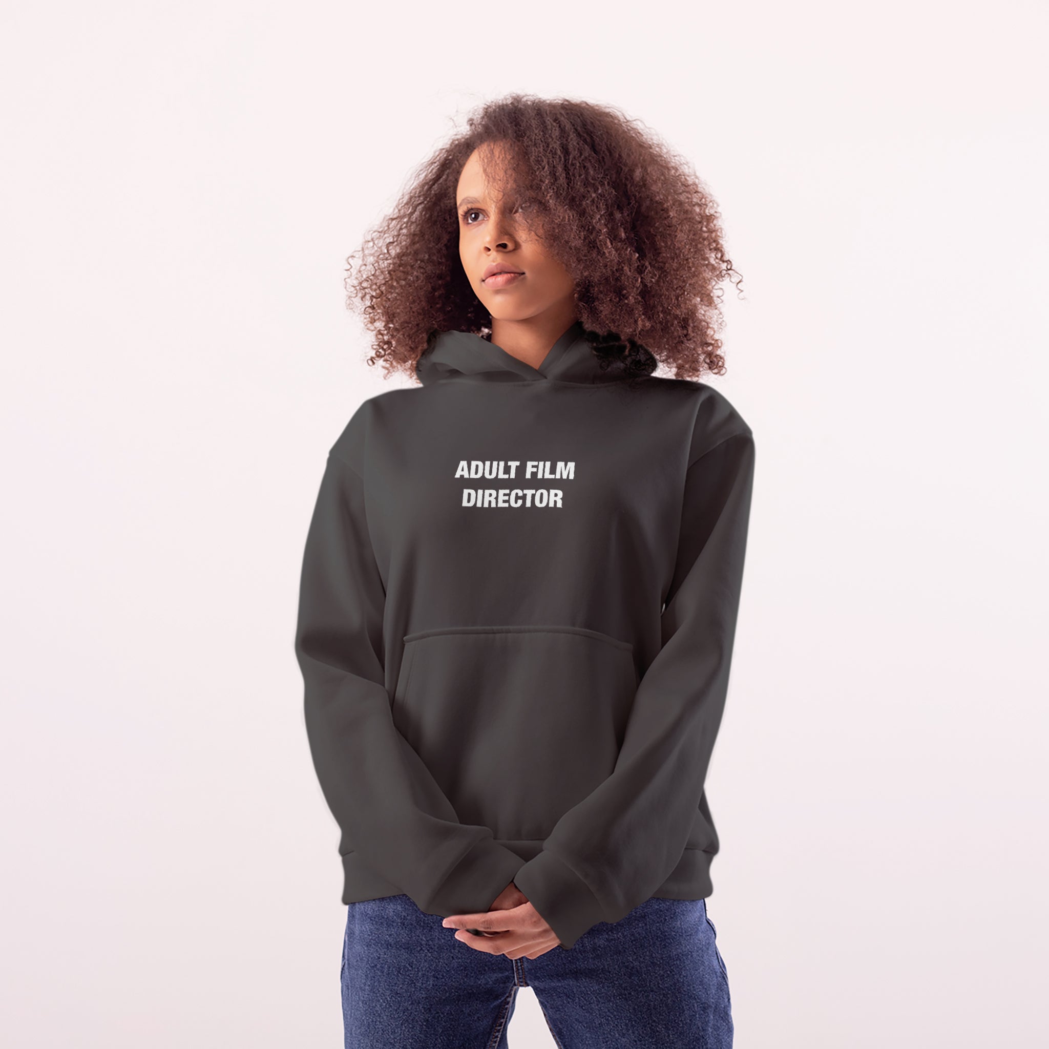 Adult Film Director Oversize Hoodie – Antrasit – model üzerinde ön görünüm