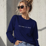 Too Busy Sweatshirt – Lacivert – model üzerinde ön görünüm