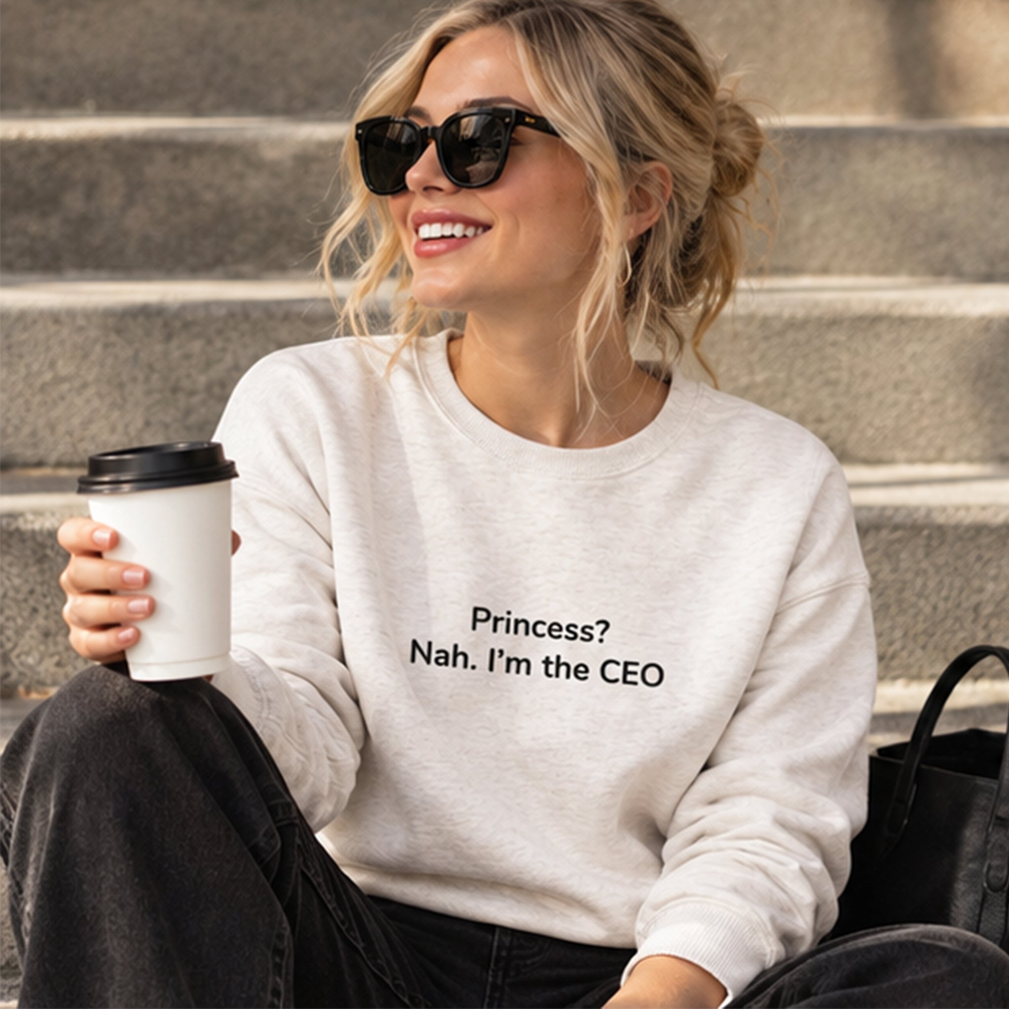 I'm The CEO Sweatshirt – Beyaz – model üzerinde ön görünüm