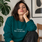 I'm The CEO Sweatshirt – Koyu Yeşil – model üzerinde ön görünüm