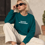 Can We Fuck Sweatshirt – Koyu Yeşil – model üzerinde ön görünüm