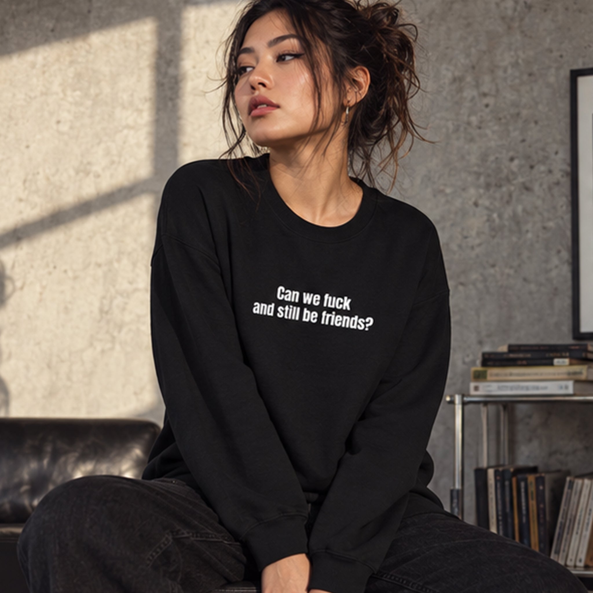 Can We Fuck Sweatshirt – Siyah – model üzerinde ön görünüm