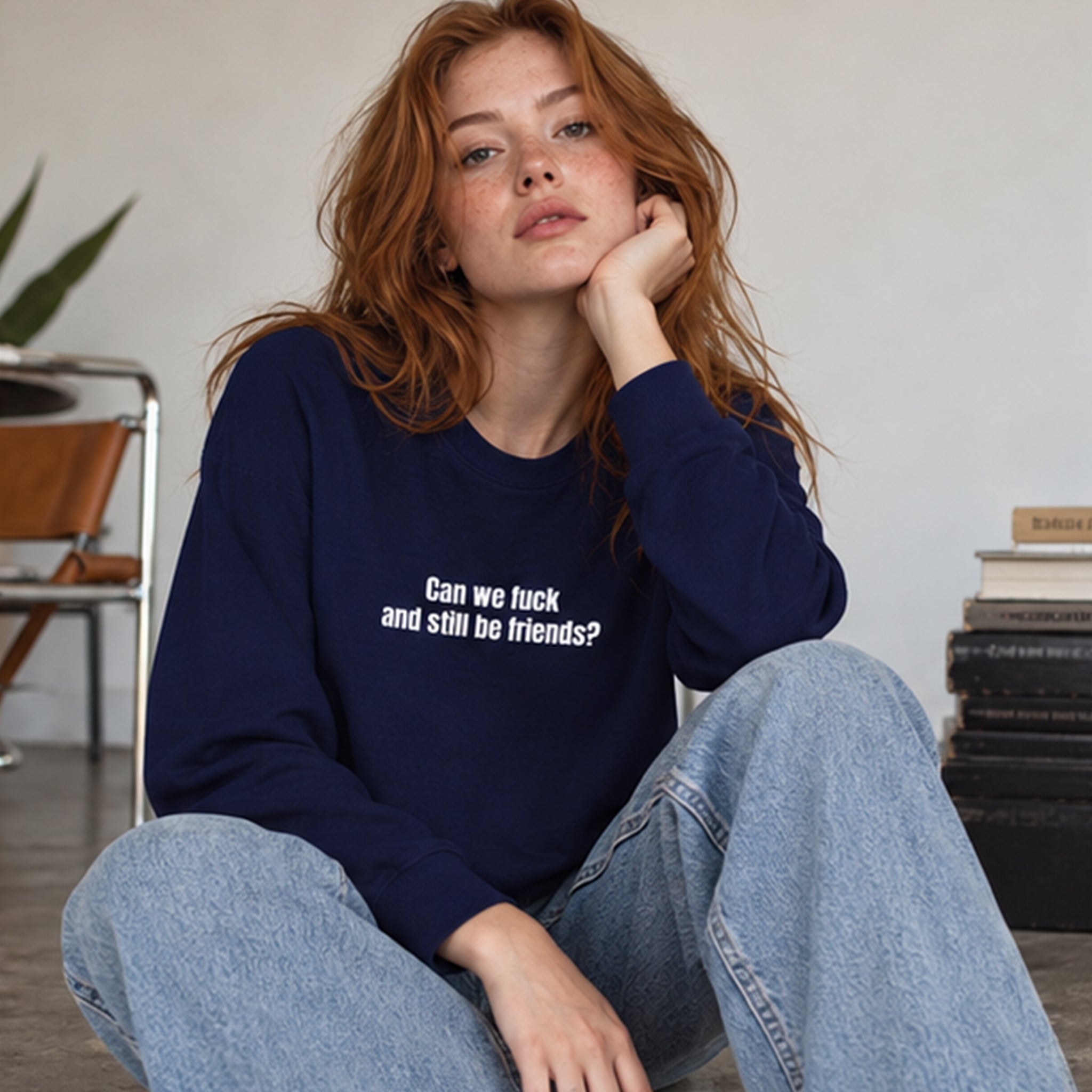 Can We Fuck Sweatshirt – Lacivert – model üzerinde ön görünüm
