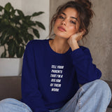 Tell Your Parents Sweatshirt – Lacivert – model üzerinde ön görünüm