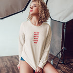 Tell Your Parents Sweatshirt – Bej – model üzerinde ön görünüm