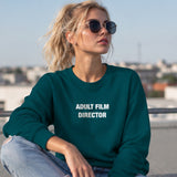 Adult Film Director Sweatshirt – Koyu Yeşil – model üzerinde ön görünüm