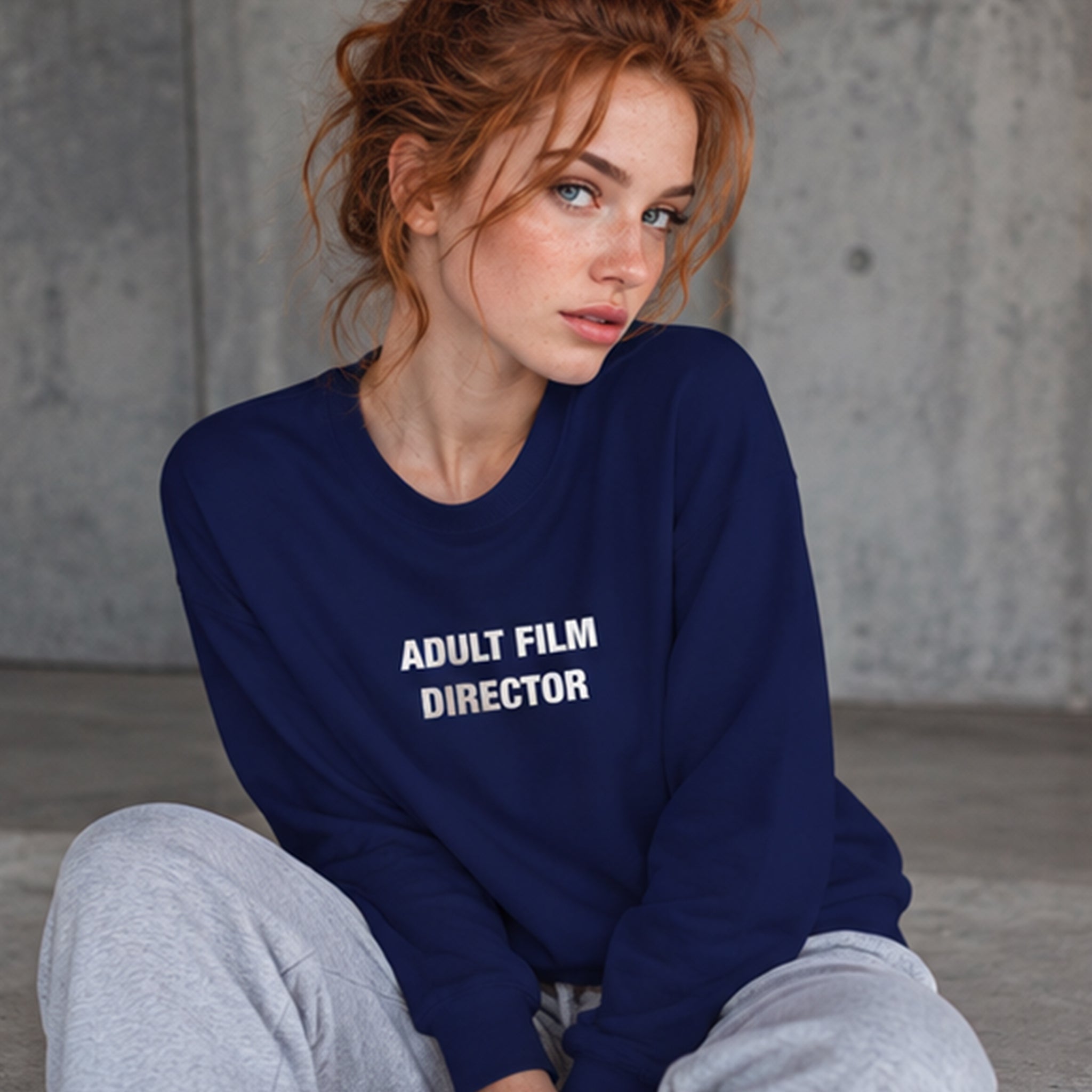 Adult Film Director Sweatshirt – Lacivert – model üzerinde ön görünüm