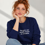 Give My Middle Finger Sweatshirt – Lacivert – model üzerinde ön görünüm