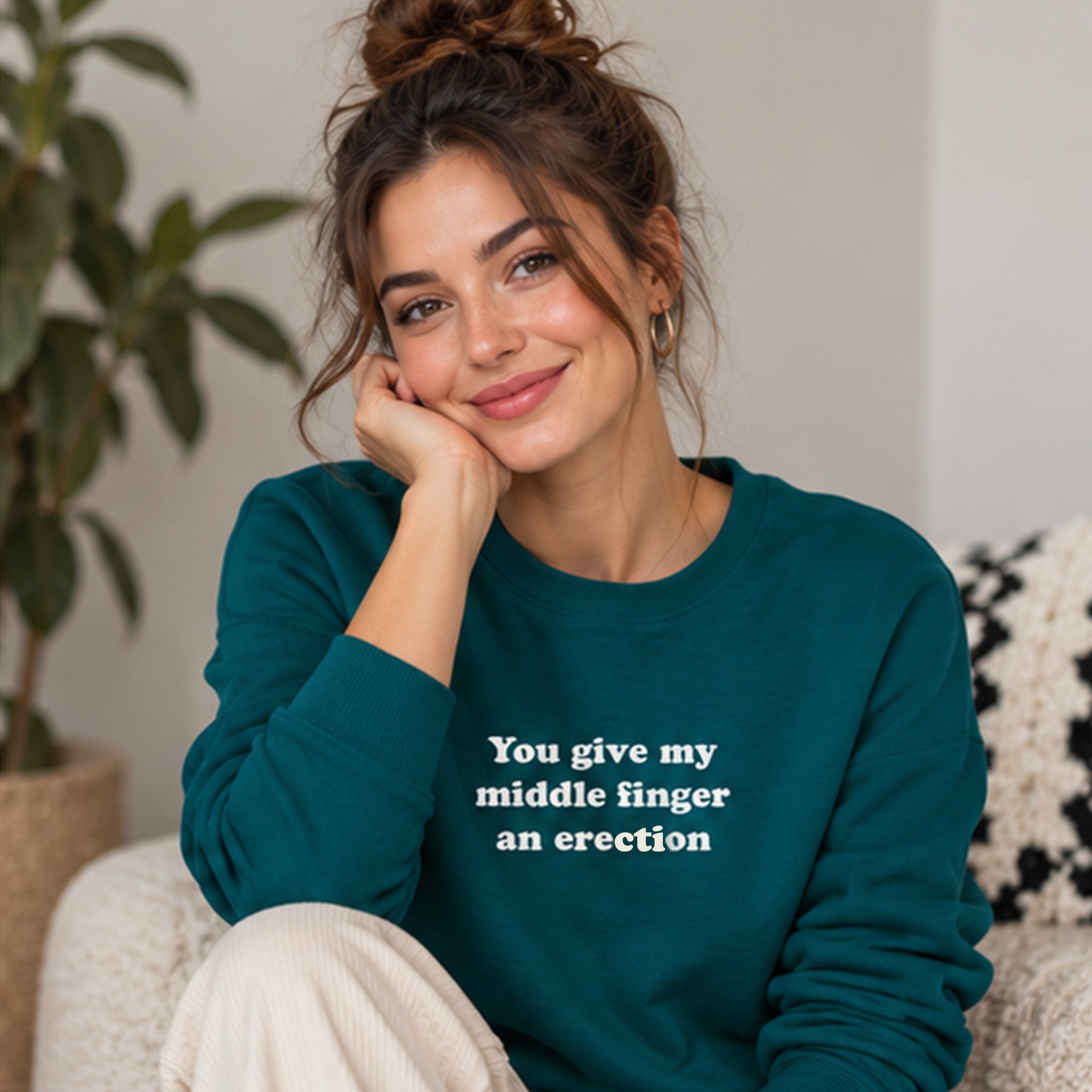 Give My Middle Finger Sweatshirt – Koyu Yeşil – model üzerinde ön görünüm
